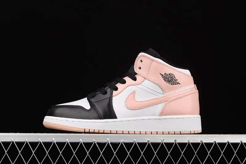 All categories Air Jordan Jordan series basketball shoes Air Jordan 1 Mid G version pure original Air Jordan 1 Mid AJ1 Joe 1 black and white powder Zhongbang basketball shoes 554725-133
